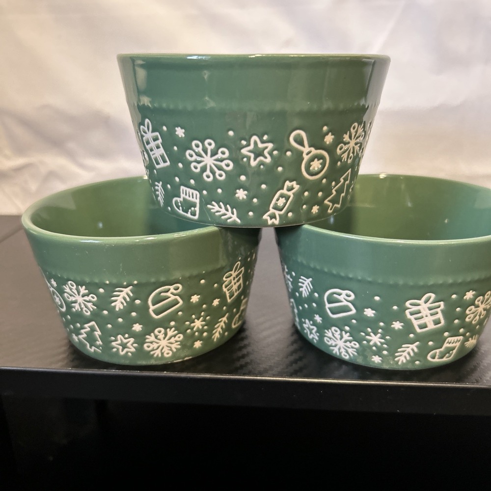 Set Of 3 Holiday Style Christmas Ramekins  Green‎ With Snowflakes Hats New